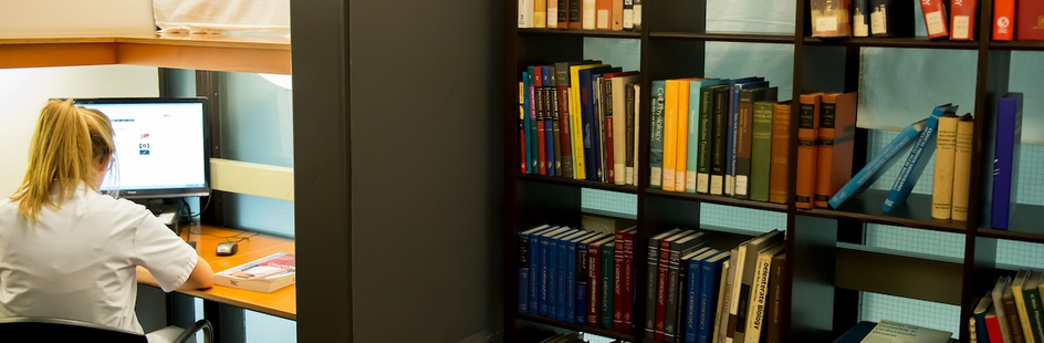 Student studeert achter computer in de Medische Bibliotheek.