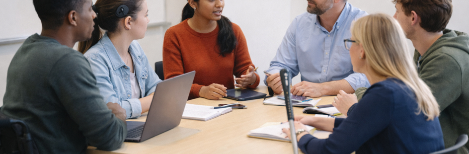 AI gegenereerd beeld van groep studenten en medewerkers met een beperking