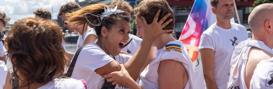 Twee vrouwen vieren Canal Pride