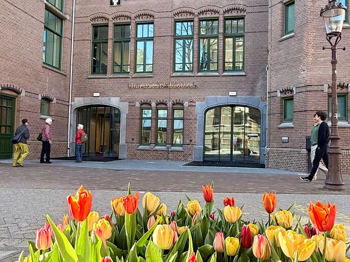 Ingang van de Universiteitsbibliotheek aan de Vendelstraat.