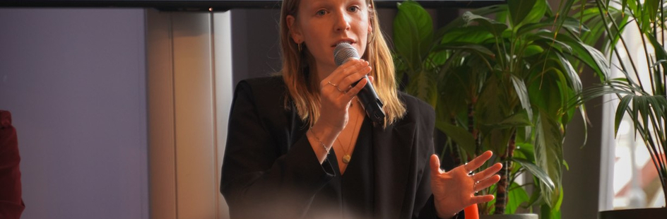 Merel Bonewit, winnaar van de UvA scriptieprijs 2025