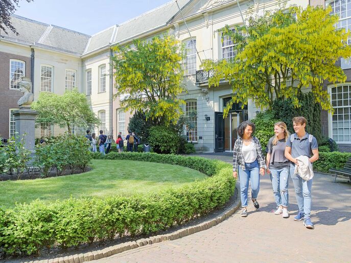 Oudemanhuispoort ligt op slechts een minuut lopen van de Universiteitsbibliotheek (UB).