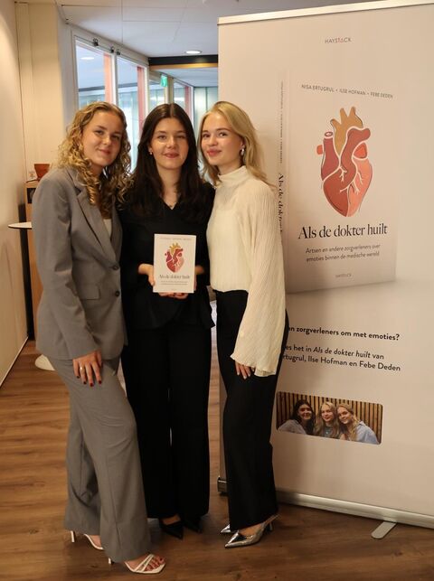 Auteurs Nisa Ertugul (midden), Febe Deden en Ilse Hofman tijdens presentatie boek Als de dokter huilt