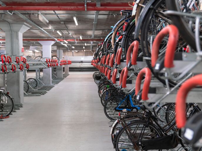 De sluitingstijden van de fietsenstallingen op REC verschillen. REC A sluit om 22.30 uur, REC E om 23.00 uur.