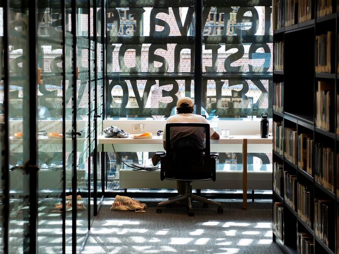 Studieplek achter de gevel van de nieuwe Bibliotheek in het Universiteitskwartier. Beeld: Monique Kooijmans