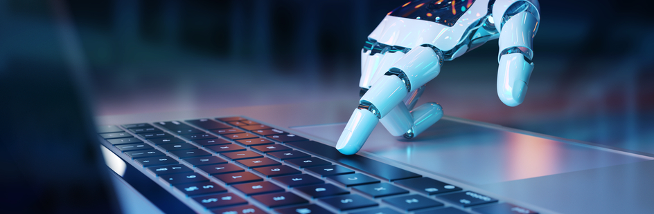 Robot hand op toetsenbord laptop