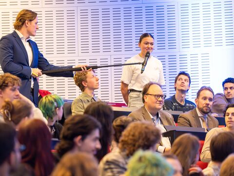Students in conversation with President Stubb of Finland.
