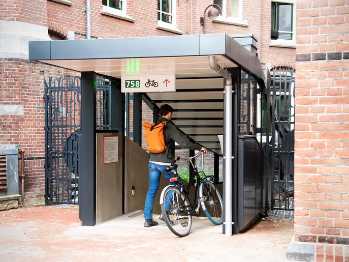 Je hebt je studentenkaart nodig om de nieuwe UB binnen te komen vanuit de ondergrondse fietsenstalling. Beeld: Monique Kooijmans