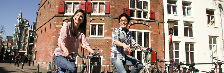 Fietsende studenten op de Grimburgwal.