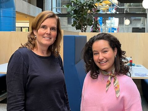Foto van programmacoördinator master Geneeskunde UvA, Chantal Albicher, en oud-masterstudent Geneeskunde UvA, Yalea Schrijver.